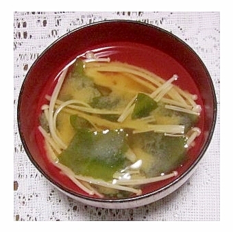 えのきとわかめの味噌汁（昆布だし）