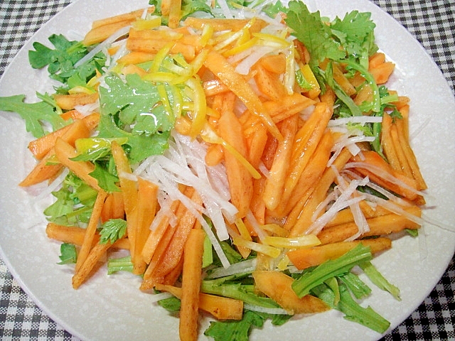 大根と柿春菊のかぼすドレッシングサラダ