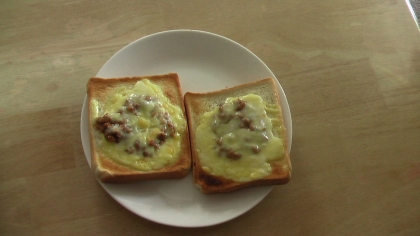 主婦の昼ごはんですよ～。確かに最適ですね♪
以前から納豆とトーストは合うらしいという認識はあったのですが、本当に合いますね！