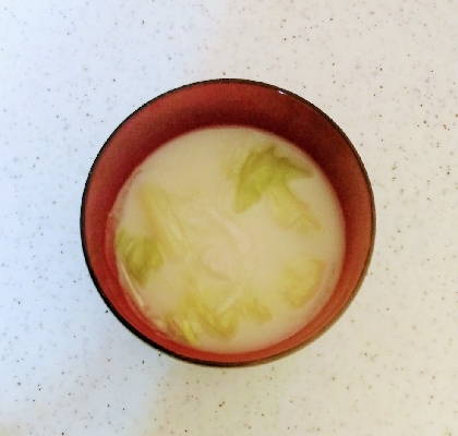 やさしいお味*.ﾟ新玉ねぎとキャベツの豆乳味噌汁