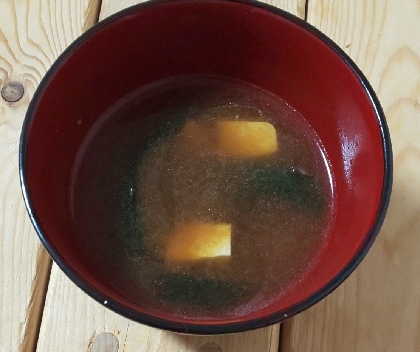 豆腐とわかめの味噌汁（赤みそ）
