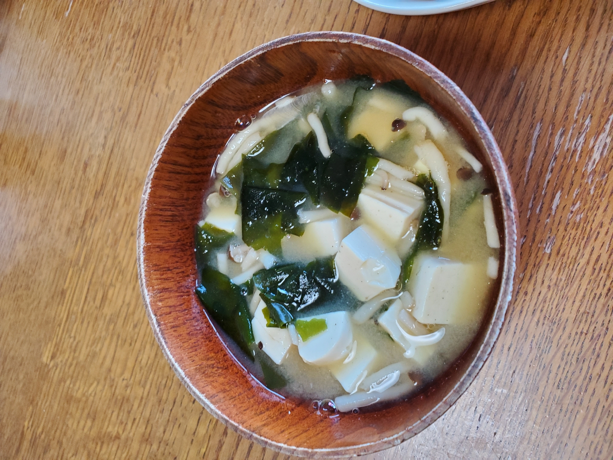 豆腐としめじとわかめのお味噌汁