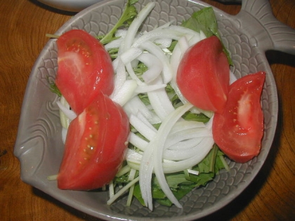 水菜・新玉ねぎ・トマトのサラダ**