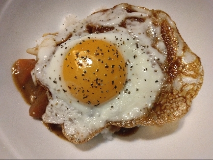 レトルトで☆目玉焼きカレー丼