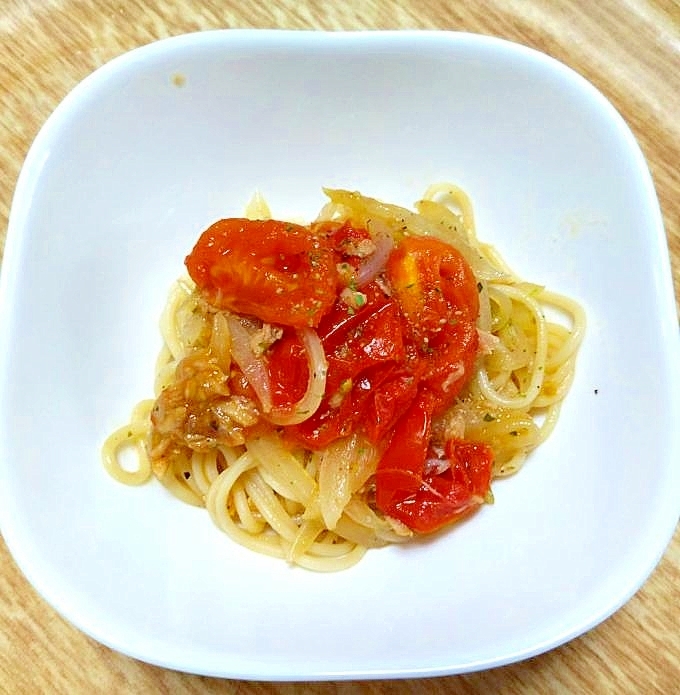 フレッシュトマトとツナのパスタ