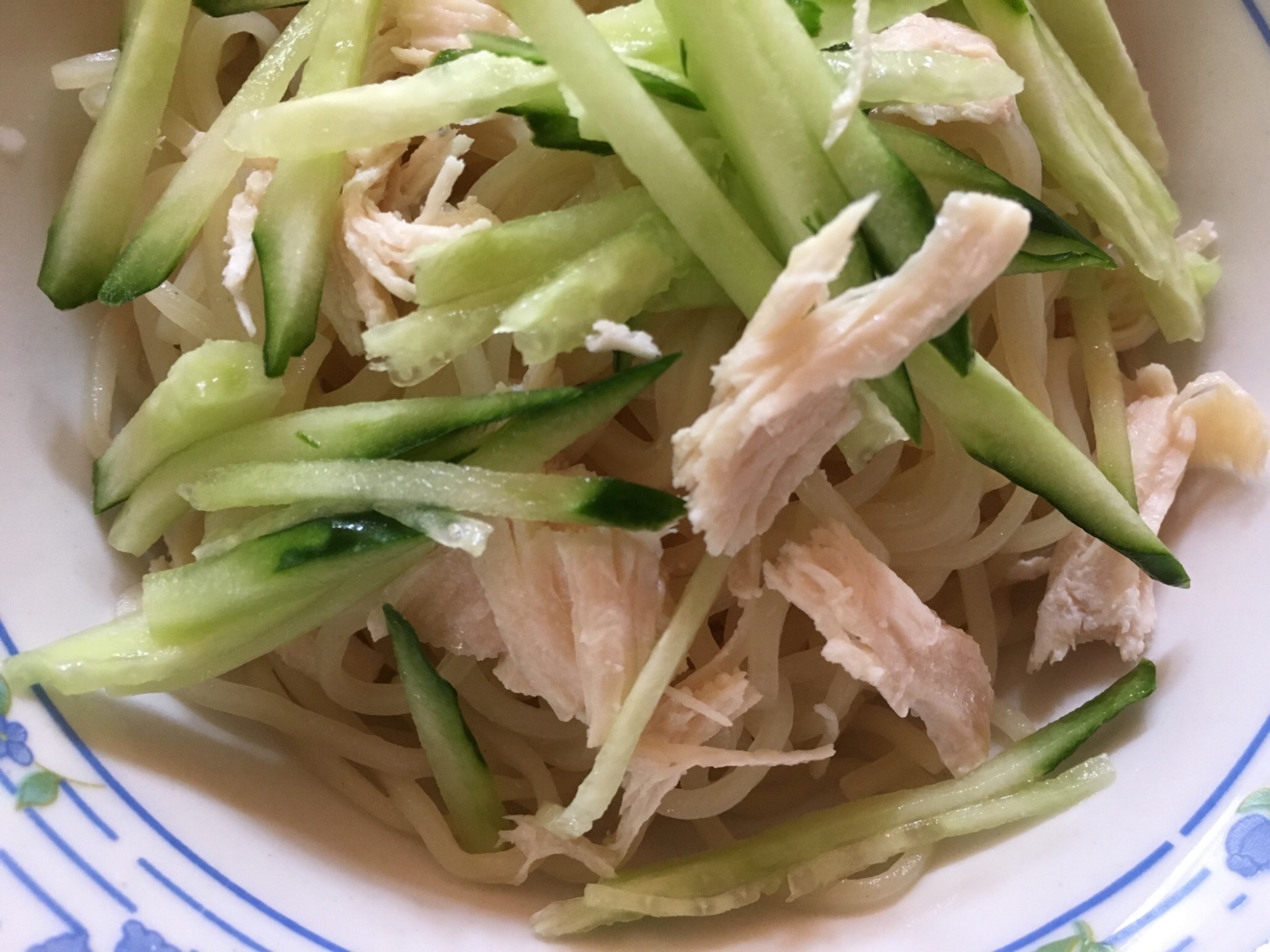 鶏肉ときゅうりの冷やしラーメン