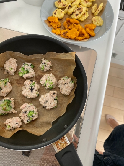 蓮根のこんな食べ方初めてです。ツナ、ブロッコリーとひじきをいれてみました。とても美味しく食べてくれたと思います♪レシピ ありがとうございます♪