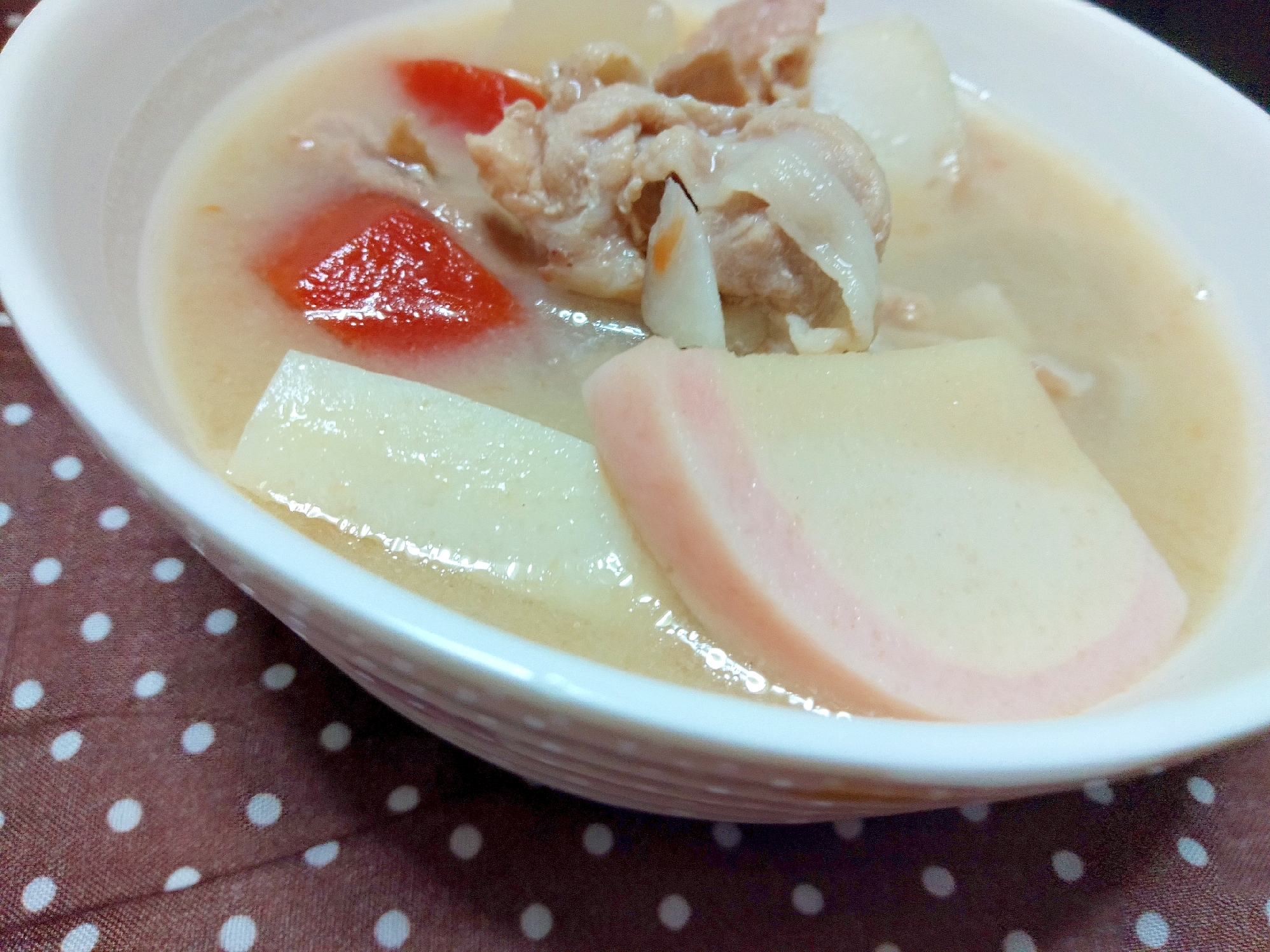白味噌でつくったかまぼこ入り豚汁