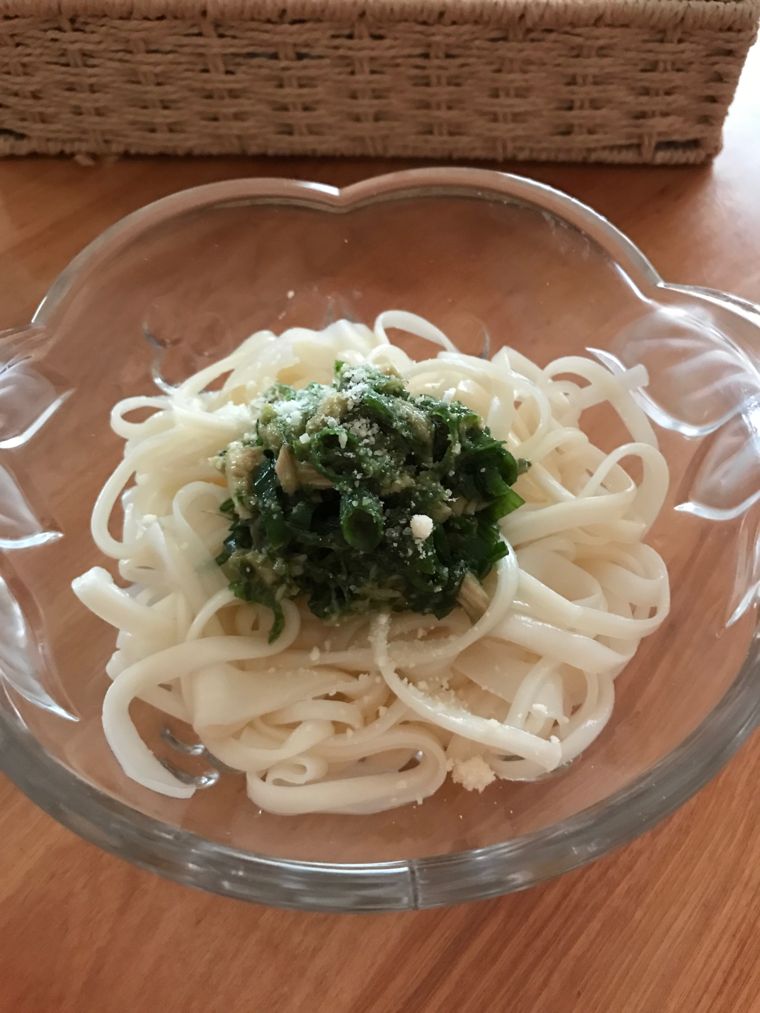 ネギのバジルチーズ和えの稲庭うどん