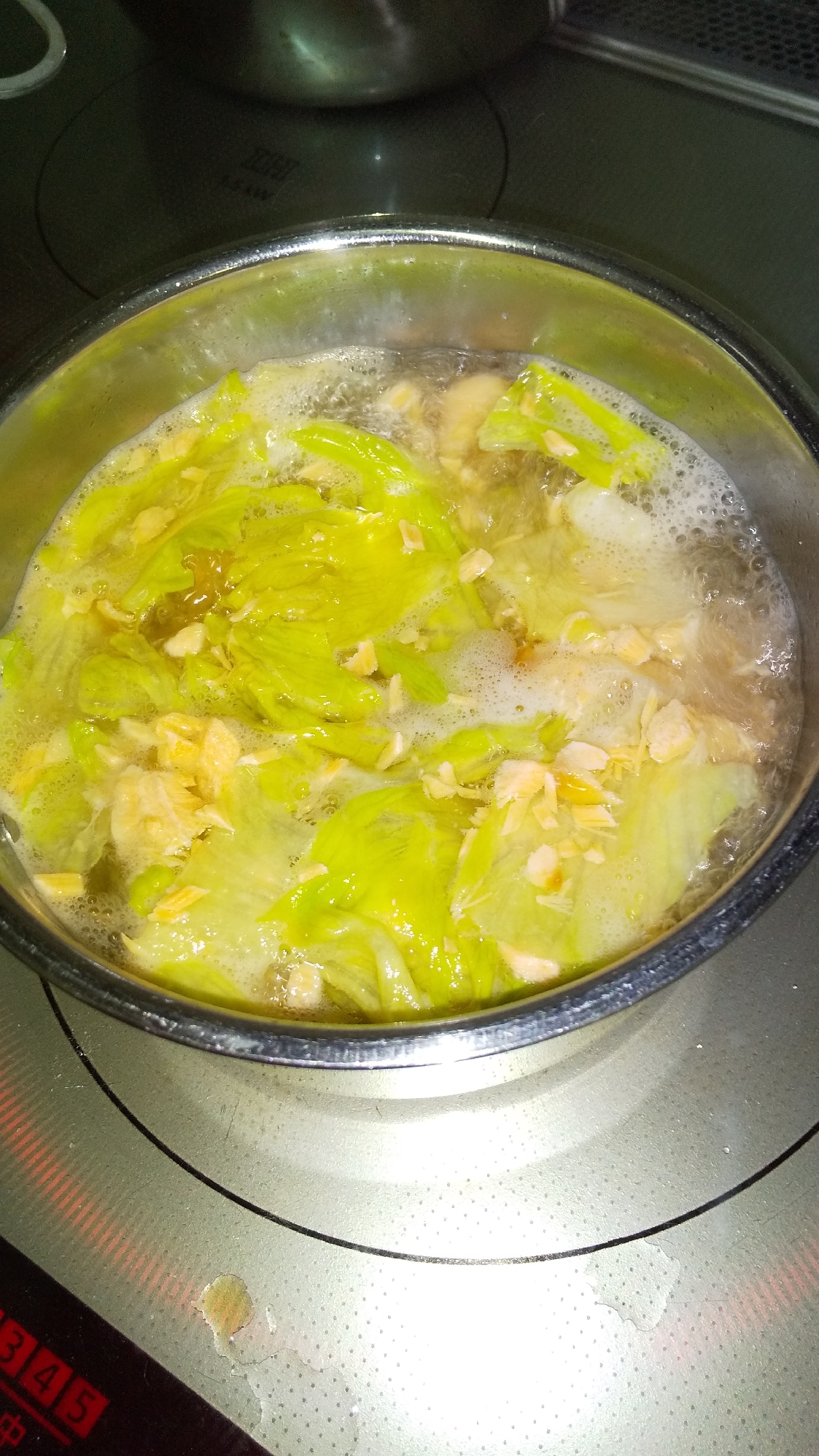 レタスと鮭の中華スープ