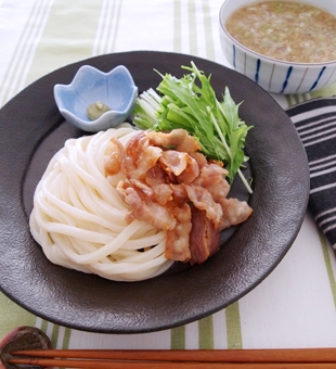 焦がしにんにくと豚バラのつけうどん