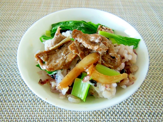 牛肉と小松菜と玉ねぎのドレッシング炒め丼♪