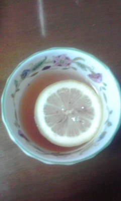 ジャムの量とレモンの厚みを加減して楽しみたいです。桜色のホットレモンを飲んでいると一足早く春が私のところに来てくれたような気持になります。しあわせ(#^.^#)