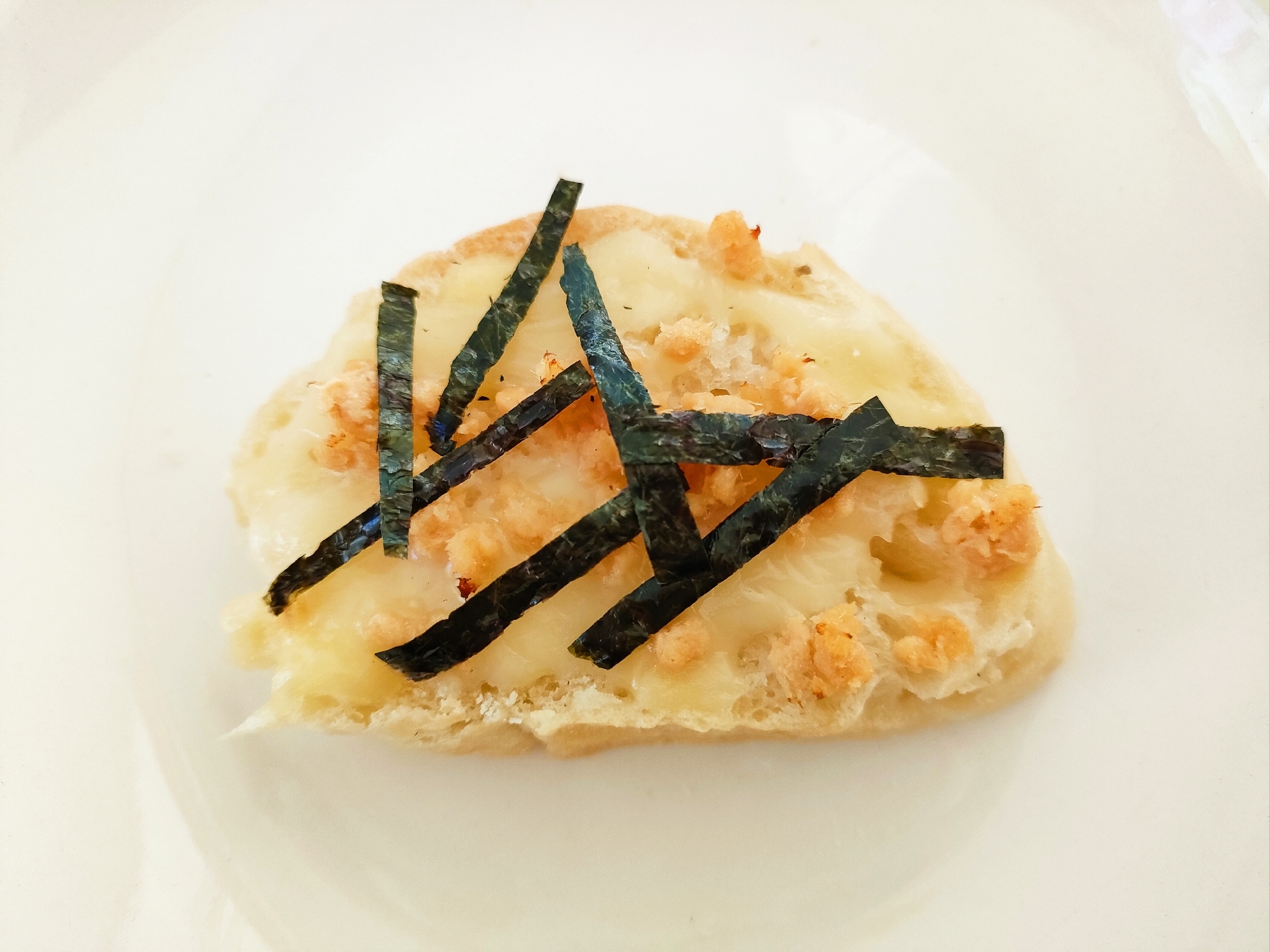 鮭フレークと海苔のチーズトースト