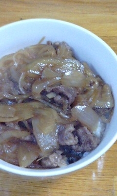 肉と玉ねぎにしっかり味をしみ込ませていただきました(^^)
つゆの味がちょうどいい甘さと濃さで、とってもおいし～！
お店に負けないレシピ、ありがとうございます☆