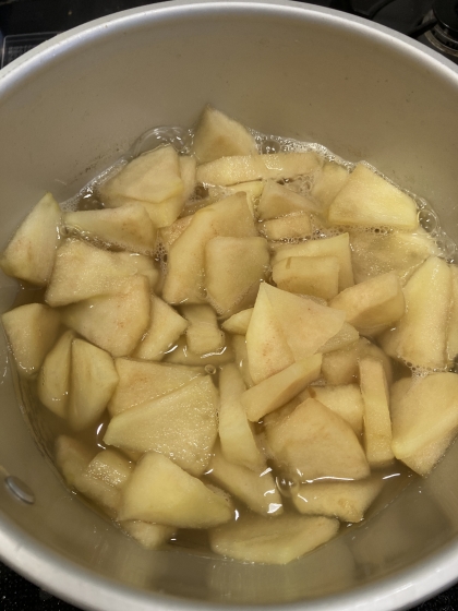 切ったら残念なリンゴだったので煮ました(^^)食べるの楽しみでーす！