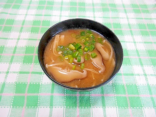 椎茸とえのきのお味噌汁