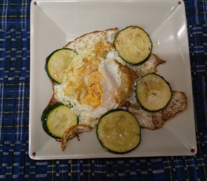 ご飯が進む！ズッキーニ　コンソメケチャップ炒め