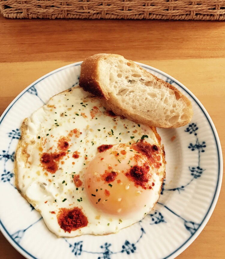 おつまみに！パプリカとガーリックの目玉焼き