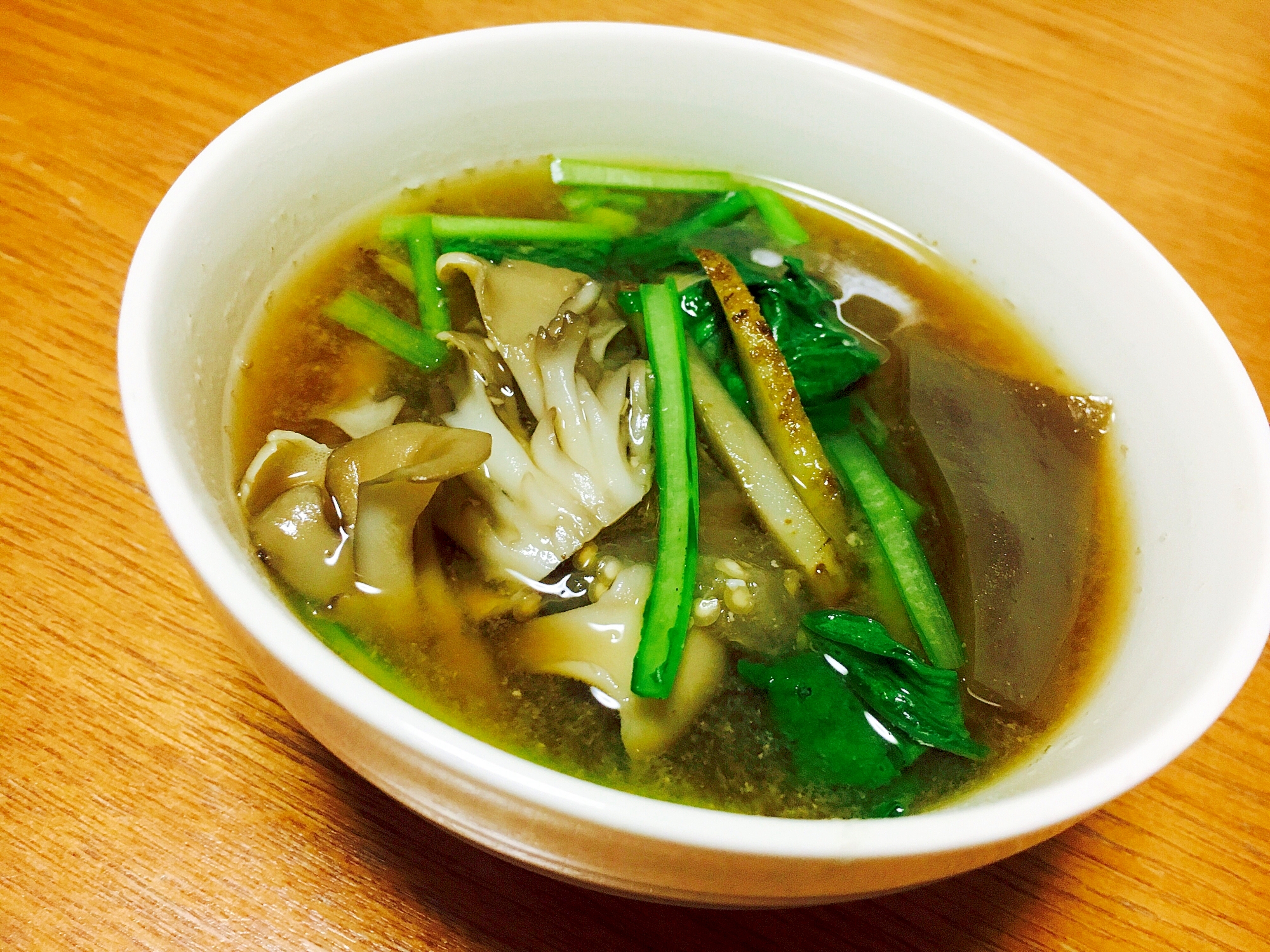 冷凍ごぼうと冷凍茄子と舞茸と小松菜の味噌汁