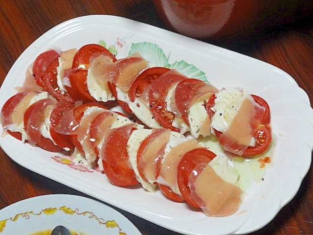 トマトとカマンベールチーズのサラダ