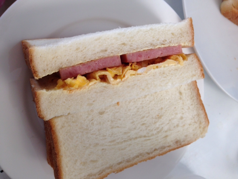 沖縄ポーク（スパム）卵サンドイッチ