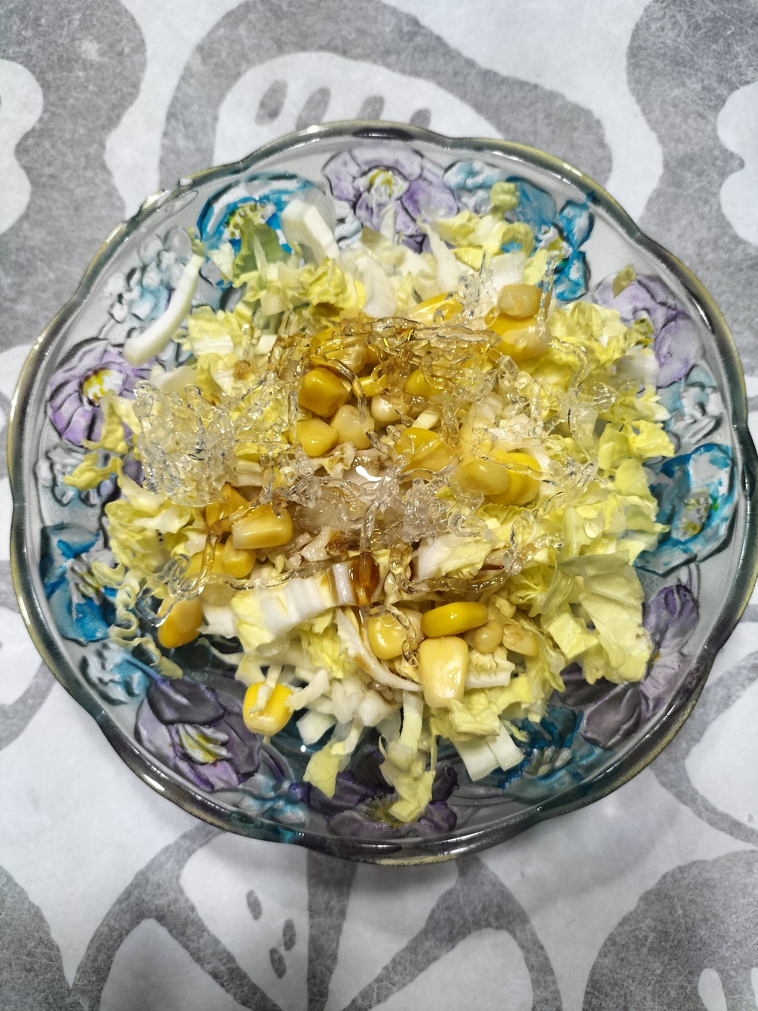 白菜とコーンとプチプチ海藻麺のサラダ