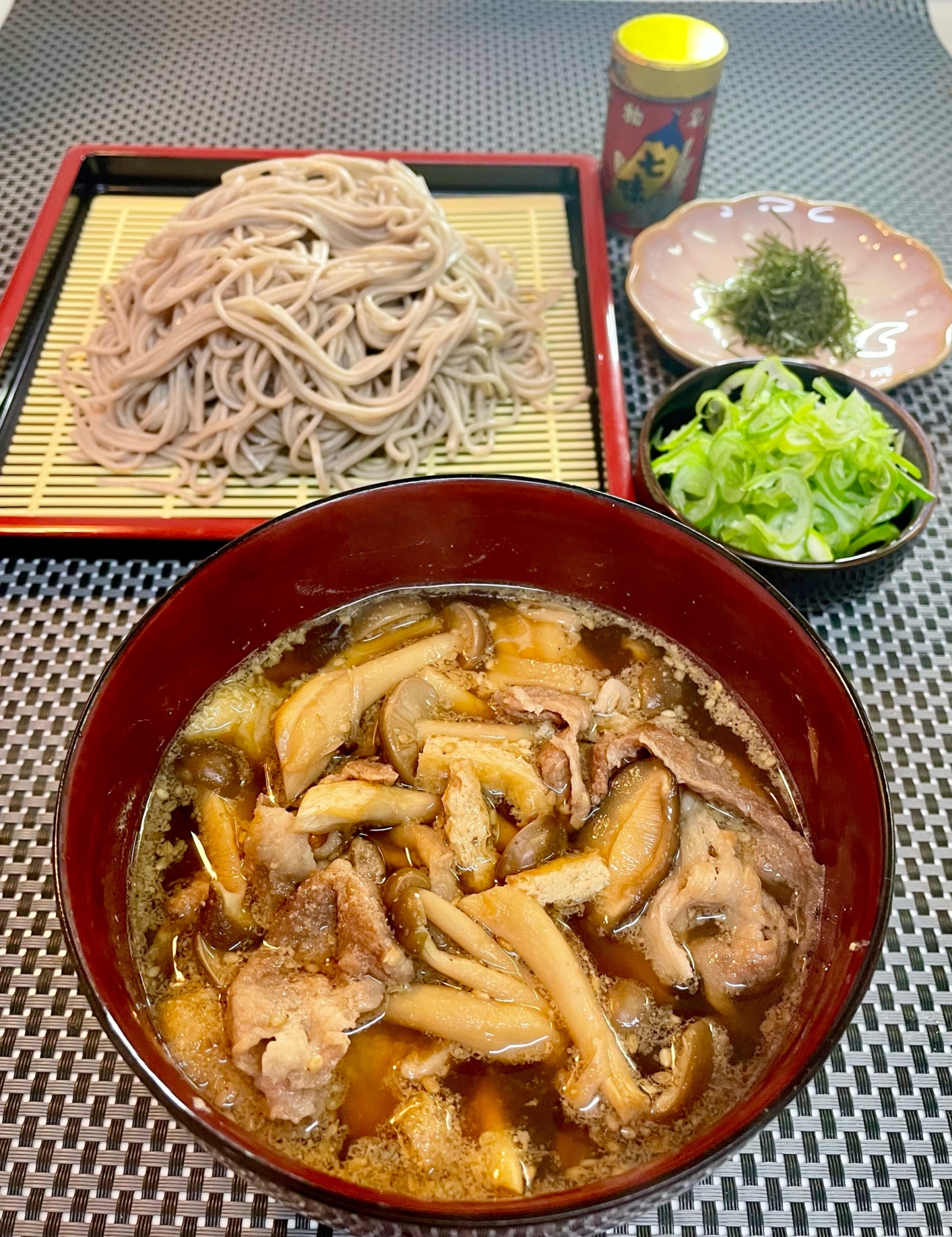 お肉とキノコがたっぷり♡肉つけ蕎麦