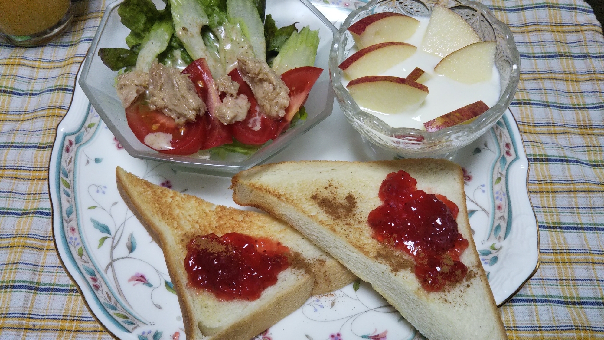 セロリツナサラダとりんごヨーグルトとジャムトースト