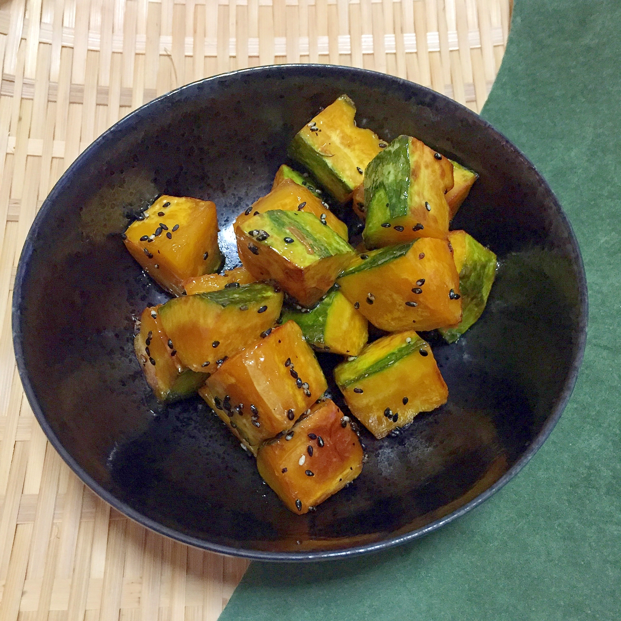 黒い皿に盛り付けられたすくなかぼちゃの大学芋風