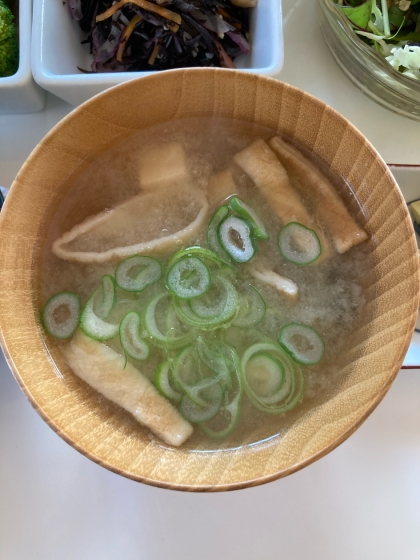 巻き麩入り豆腐と細ネギの味噌汁