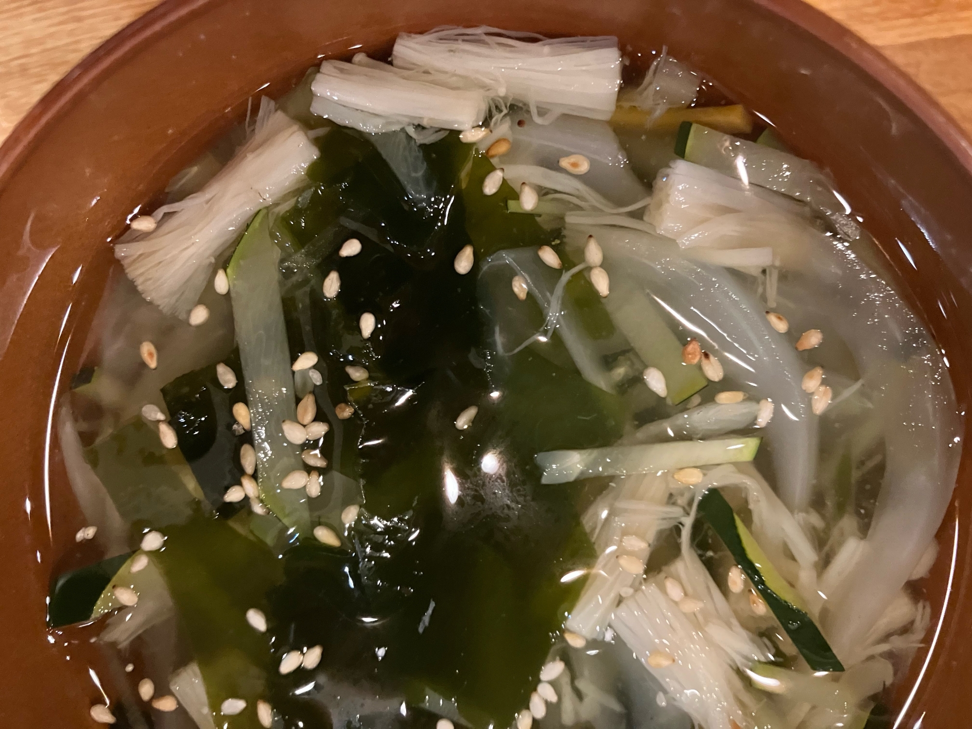 わかめとえのきと玉ねぎの中華スープ
