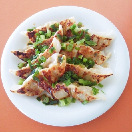 ぷ～みぃまま♪さん こんにちは♪餃子に生姜！ラー油！！ネギ！！！
何か凄い力が沸き上がってきたかも？←個人的な感想です！とっても美味しかった～☆o(^o^)o