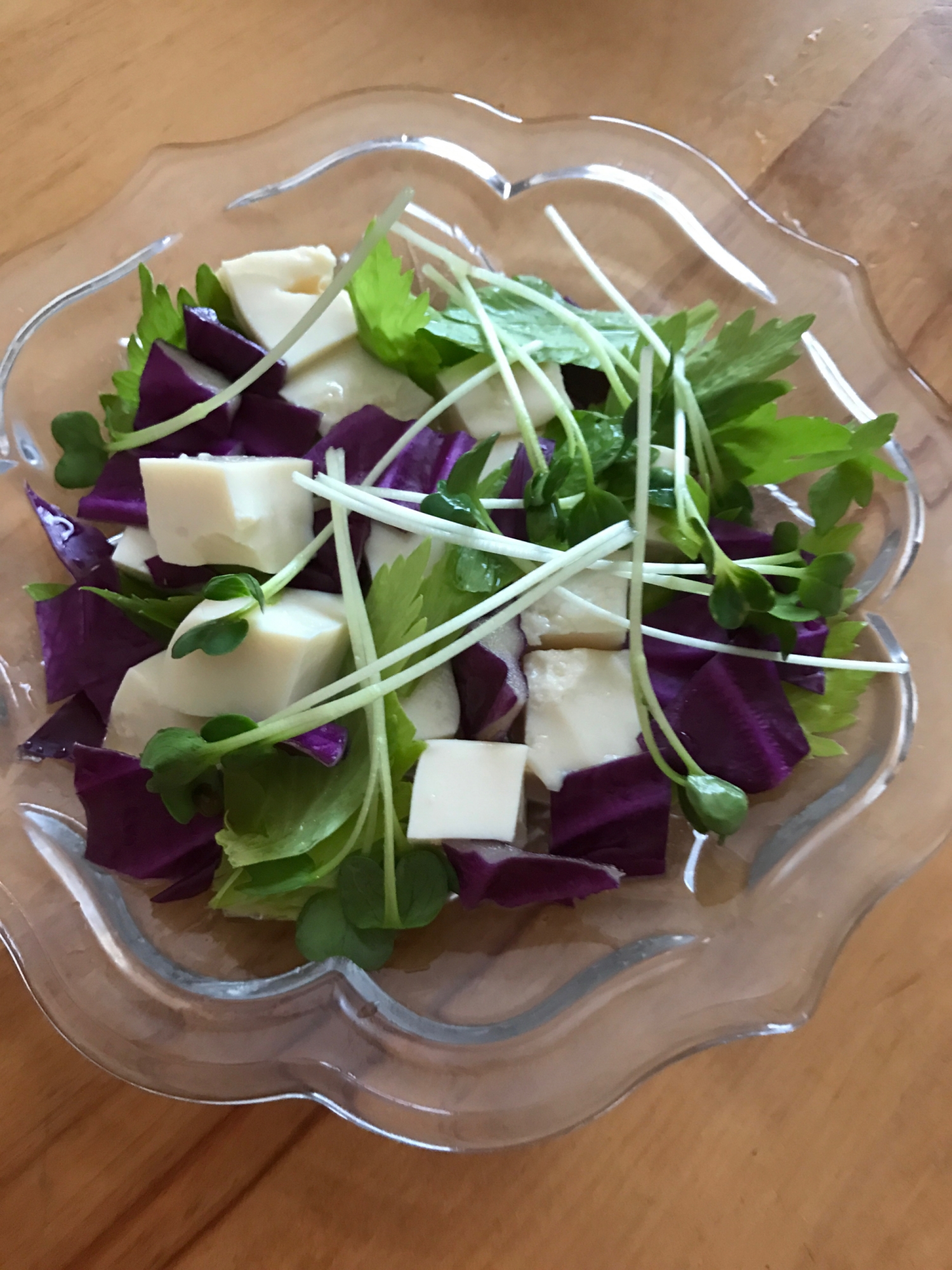 豆腐と紫キャベツ、セロリのサラダ