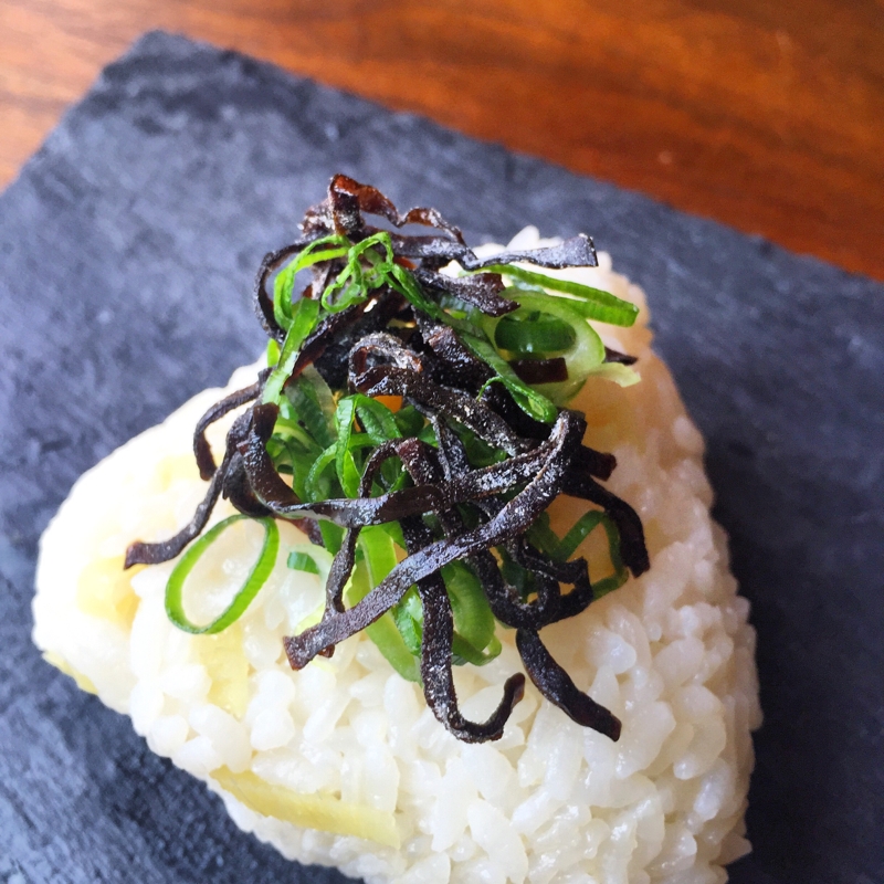 冷え対策に　やさしい味の生姜ごはん で作るおにぎり