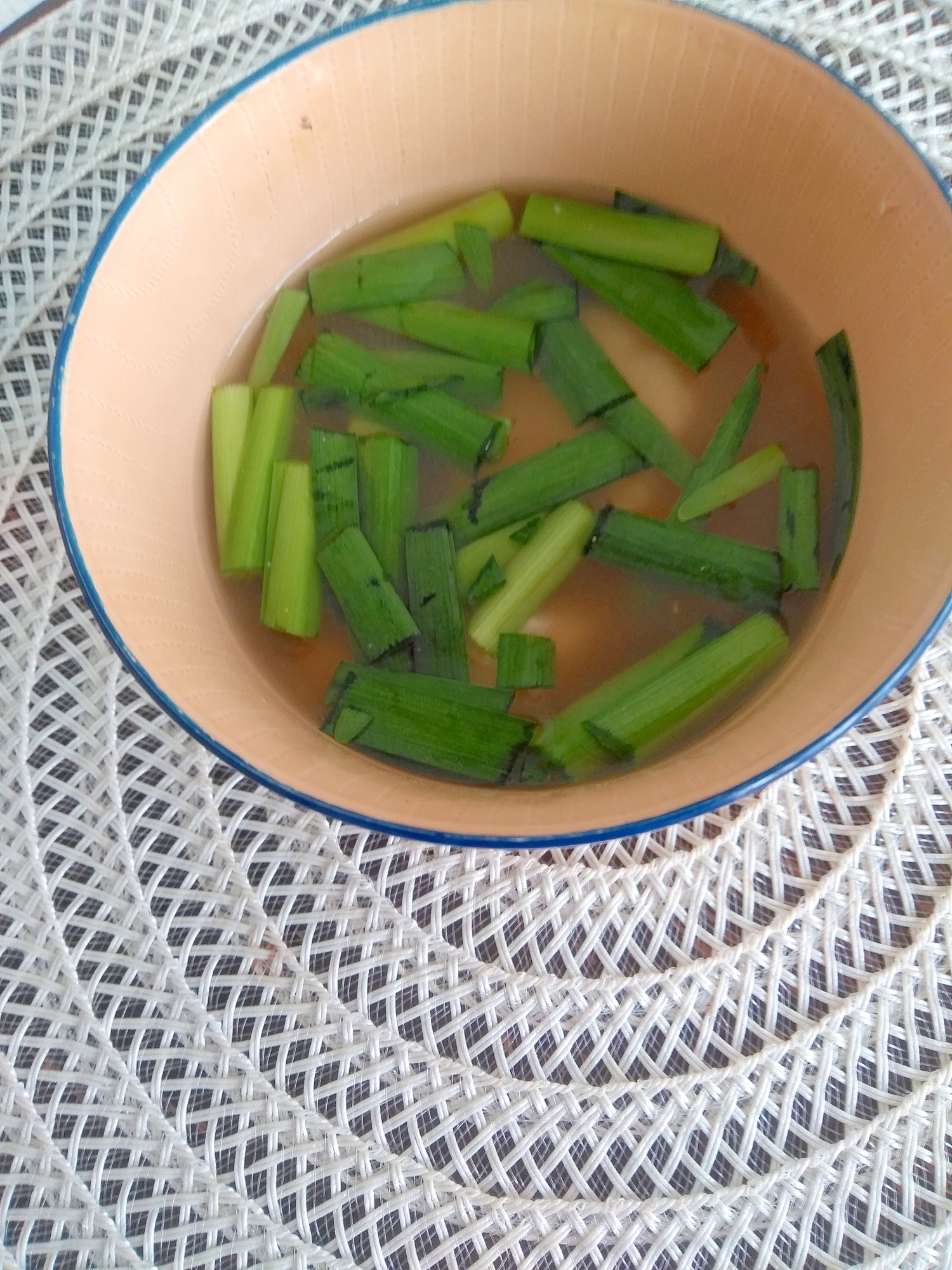 素朴！野菜汁でにら豆腐のお味噌汁