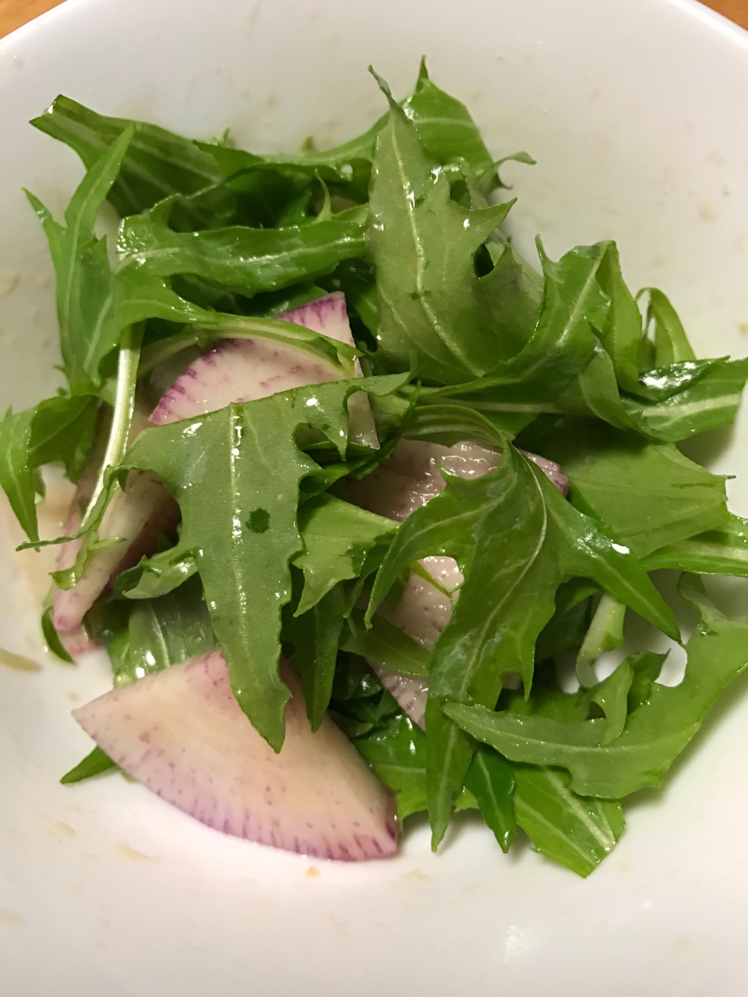 水菜と赤大根のわさびドレッシングサラダ