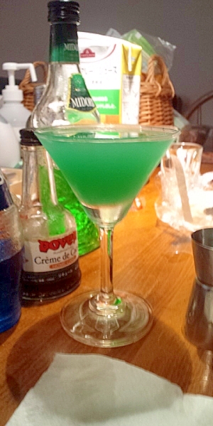 メロンリキュールとブルーキュラソー のグリーンカクテル