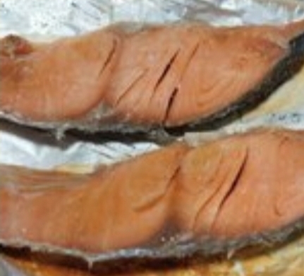 フライパンで鮭の塩焼き（レモンがけ）