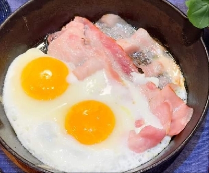 キャンプの朝食に！スキレットでベーコンエッグ