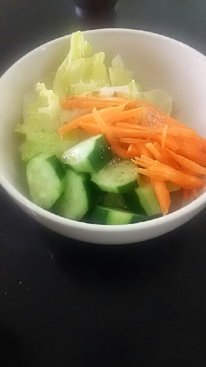 お昼ご飯に作りました☆ネーミング通りシンプルで美味しかったです。冷蔵庫にある野菜で出来て助かりました(*^▽^)/★*☆また作りたいです。ごちそうさまでした～！