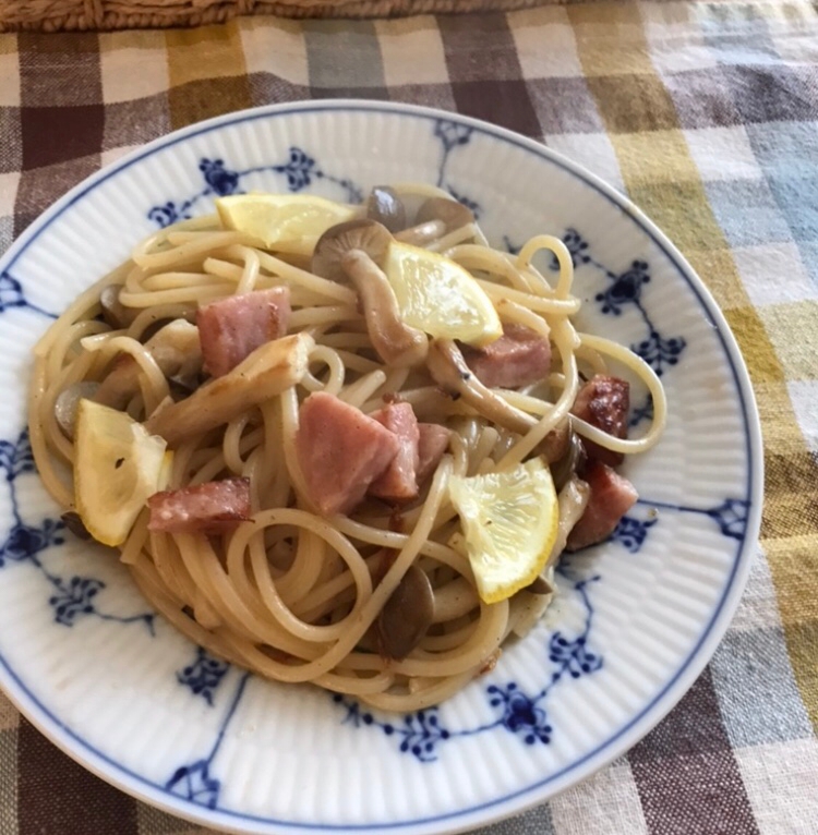 レモンで爽やか！しめじとウインナーのマヨ醤油パスタ