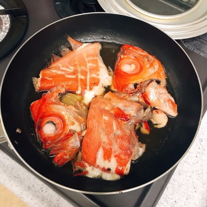 初めて金目鯛の煮付けにチャレンジしてみました！難しそうなのかと敬遠してた煮魚ですが、フライパンで煮るだけで簡単に美味しくできるんですね！また作ります♪