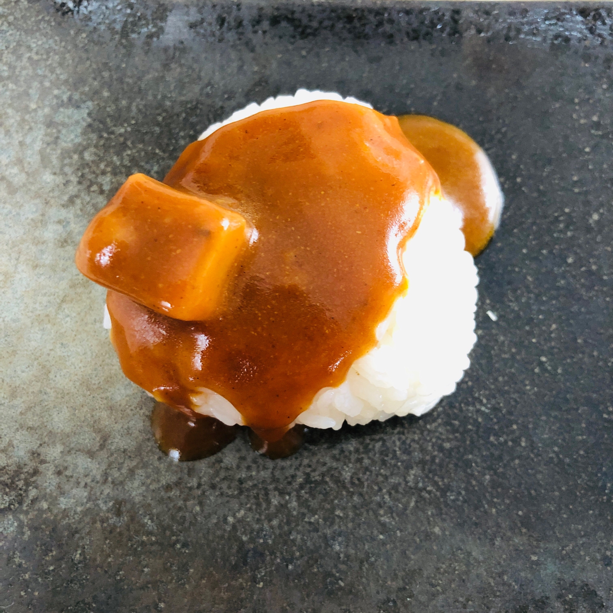 ネギ天かす入りカレーのっけおにぎり