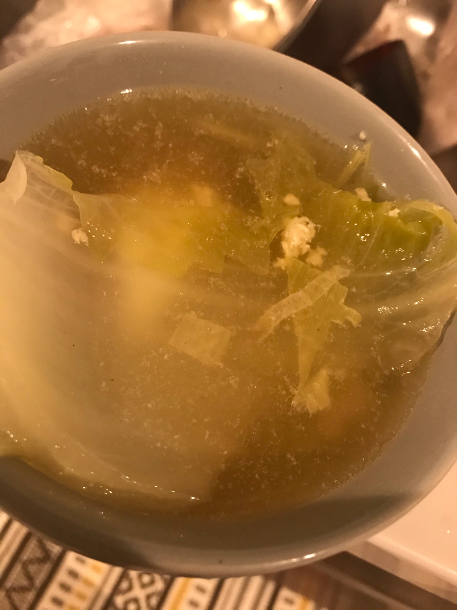 白菜と鶏団子の中華スープ