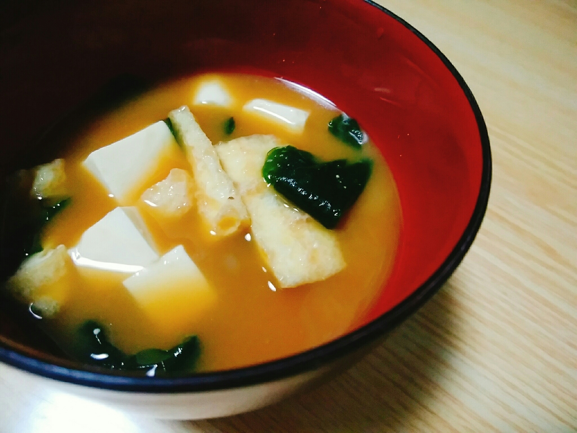 豆腐と油揚げとわかめの味噌汁