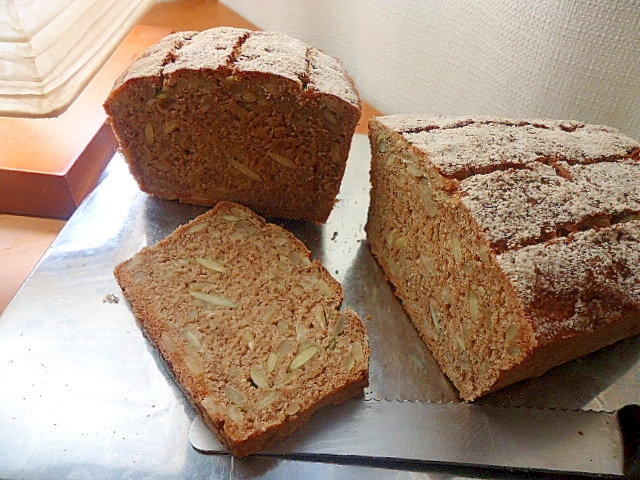 ナッツぎっしり！ライ麦と全粒粉のパン