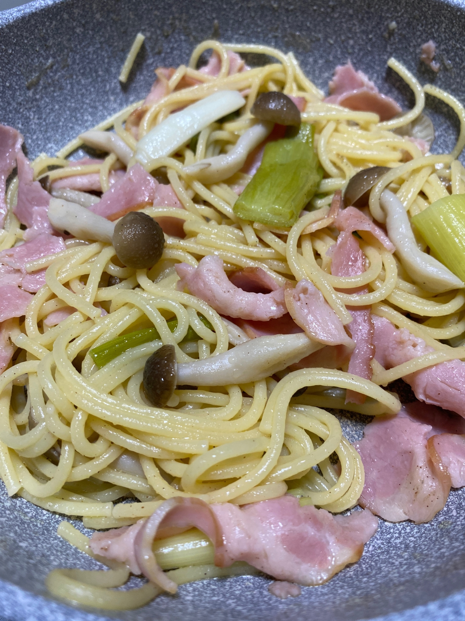 白ネギとしめじとベーコンのパスタ