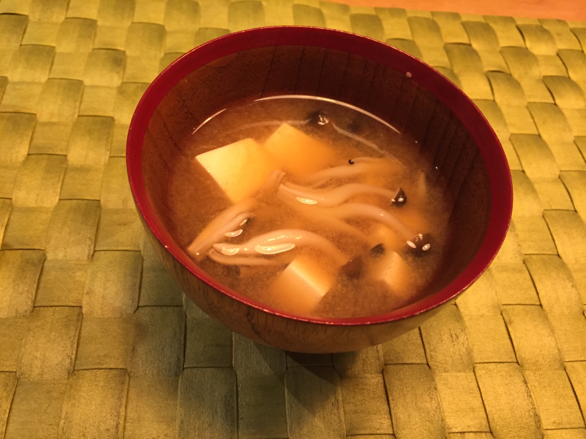 赤味噌と白味噌で美味しさ倍増 しめじと豆腐お味噌汁 レシピ 作り方 By 管理栄養士くりこ 楽天レシピ