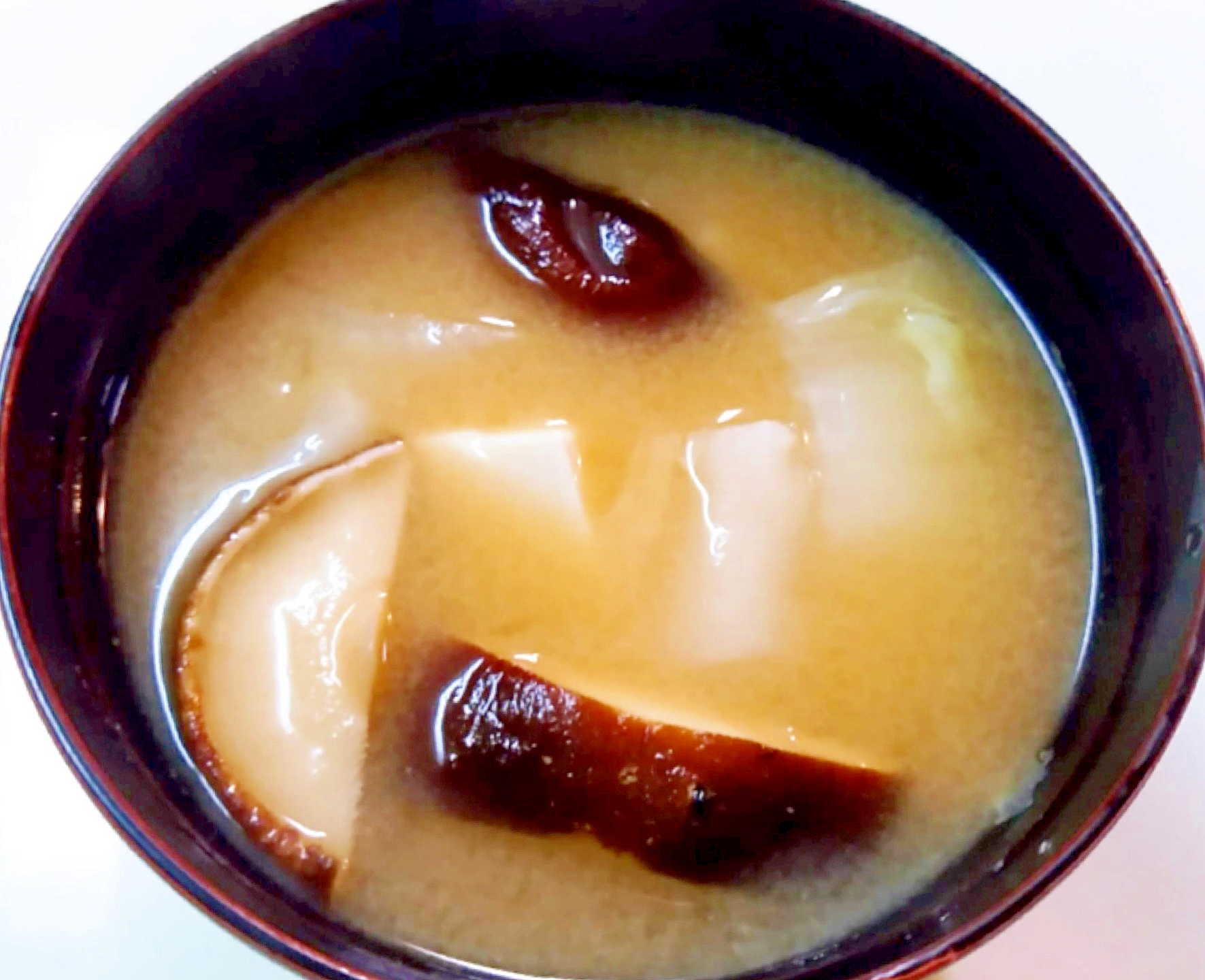 椎茸と豆腐と白菜の味噌汁